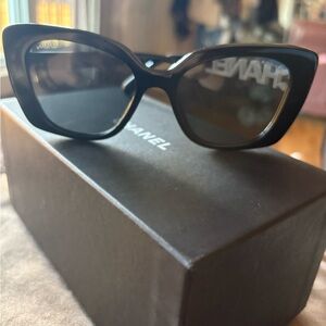 CHANEL Elegant Black Sunglasses
